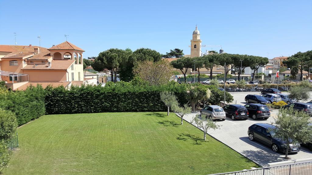 Riviera Palace Residence Loano Exterior foto